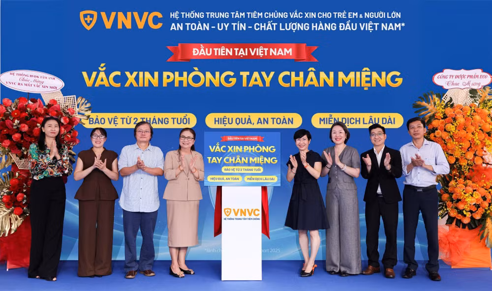 Sáng 25/9, Hệ thống Tiêm chủng VNVC chính thức ra mắt và triển khai tiêm vắc xin phòng tay chân miệng cho trẻ từ 2 tháng tại gần 300 trung tâm trên toàn quốc. Ảnh: Nhân Lê
