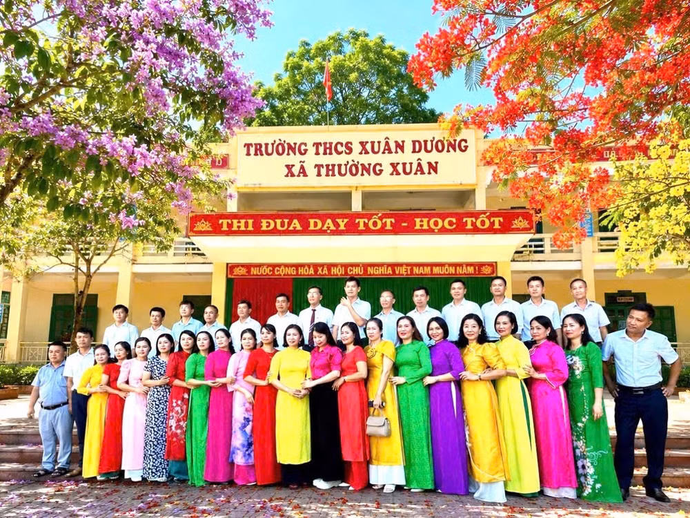 tap-the-can-bo-giao-vien-va-nhan-vien-truong-thcs-xuan-duong.jpg