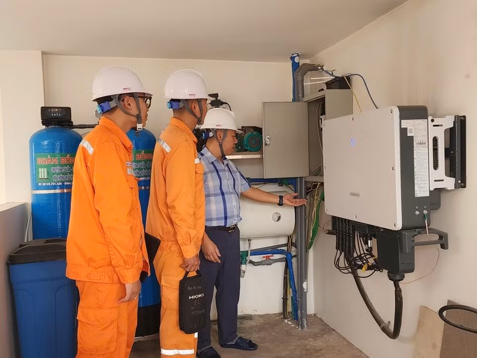 Nhân viên Điện lực hướng dẫn, hỗ trợ khách hàng kiểm tra hệ thống điện mặt trời mái nhà.