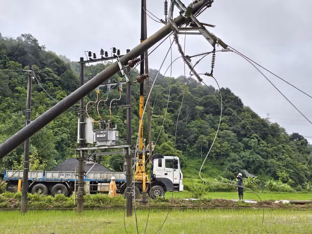 CBNV EVNNPC bám sát hiện trường, khắc phục sự cố lưới điện trong điều kiện thời tiết, địa hình phức tạp