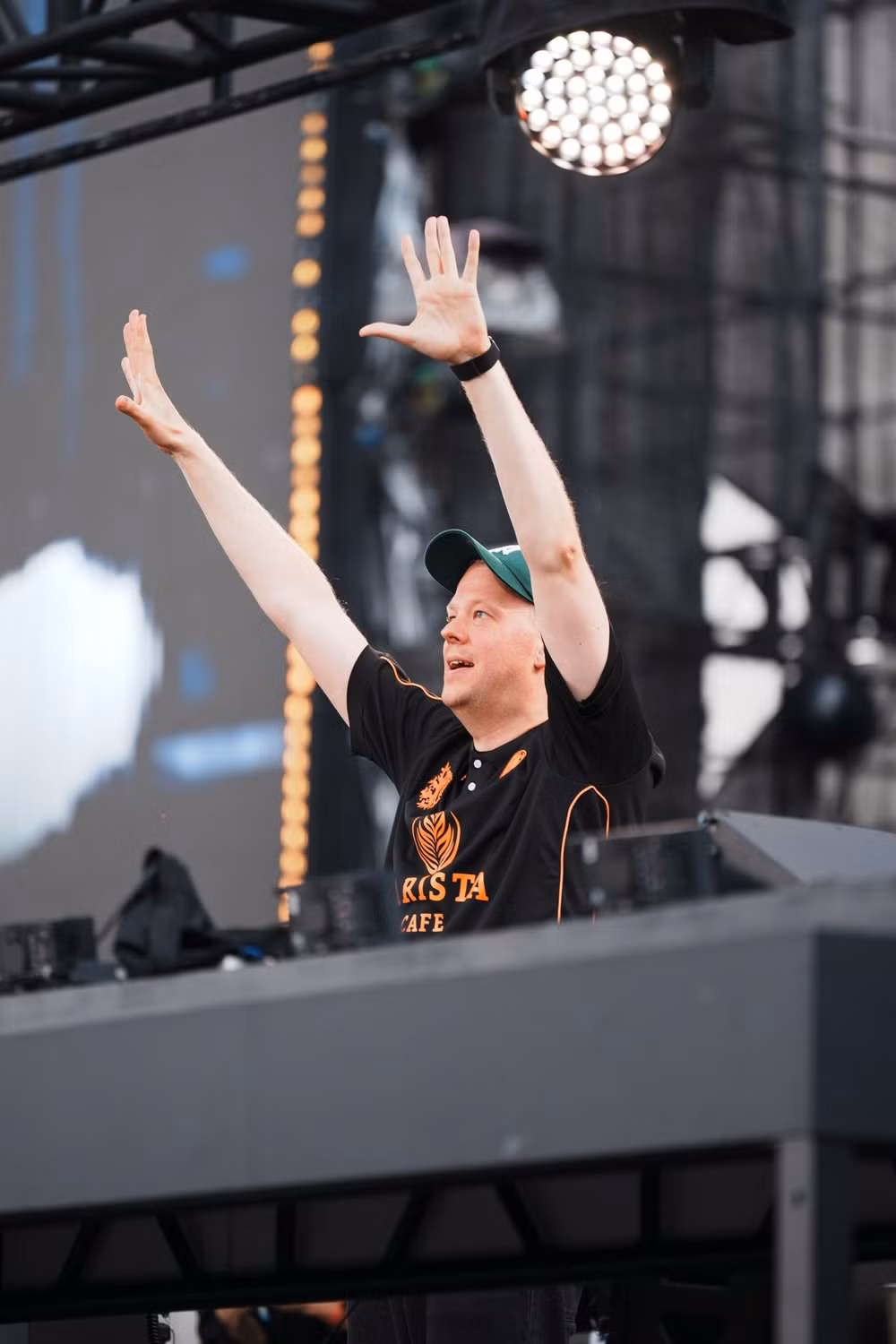 dj-nguoi-ha-lan-armin-van-buuren-huyen-thoai-cua-dong-nhac-trance-the-gio.jpg