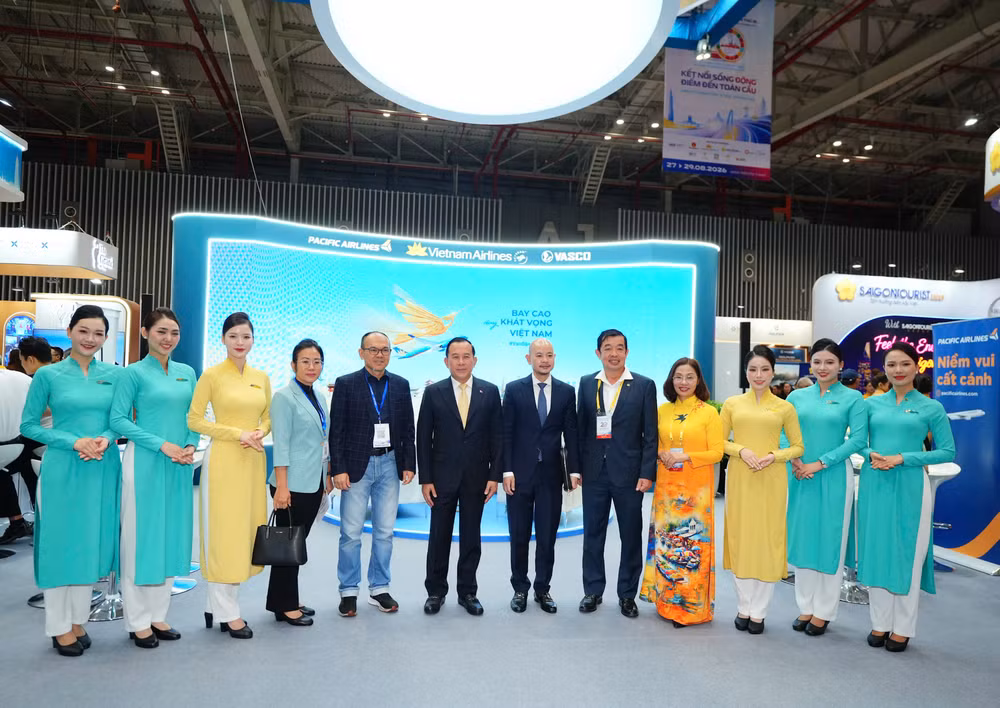 2-ong-huot-hak-bo-truong-bo-du-lich-vuong-quoc-campuchia-dung-thu-6-tinh-tu-trai-sang-tham-quan-gian-hang-cua-vietnam-airlines.png