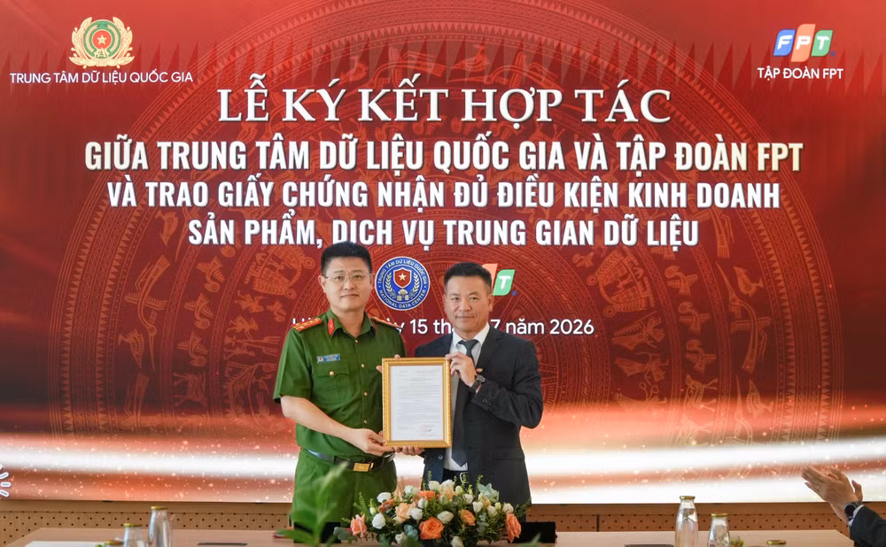 Trung tâm Dữ liệu quốc gia ký trao giấy chứng nhận đủ điều kiện kinh doanh sản phẩm, dịch vụ trung gian dữ liệu cho Tập đoàn FPT