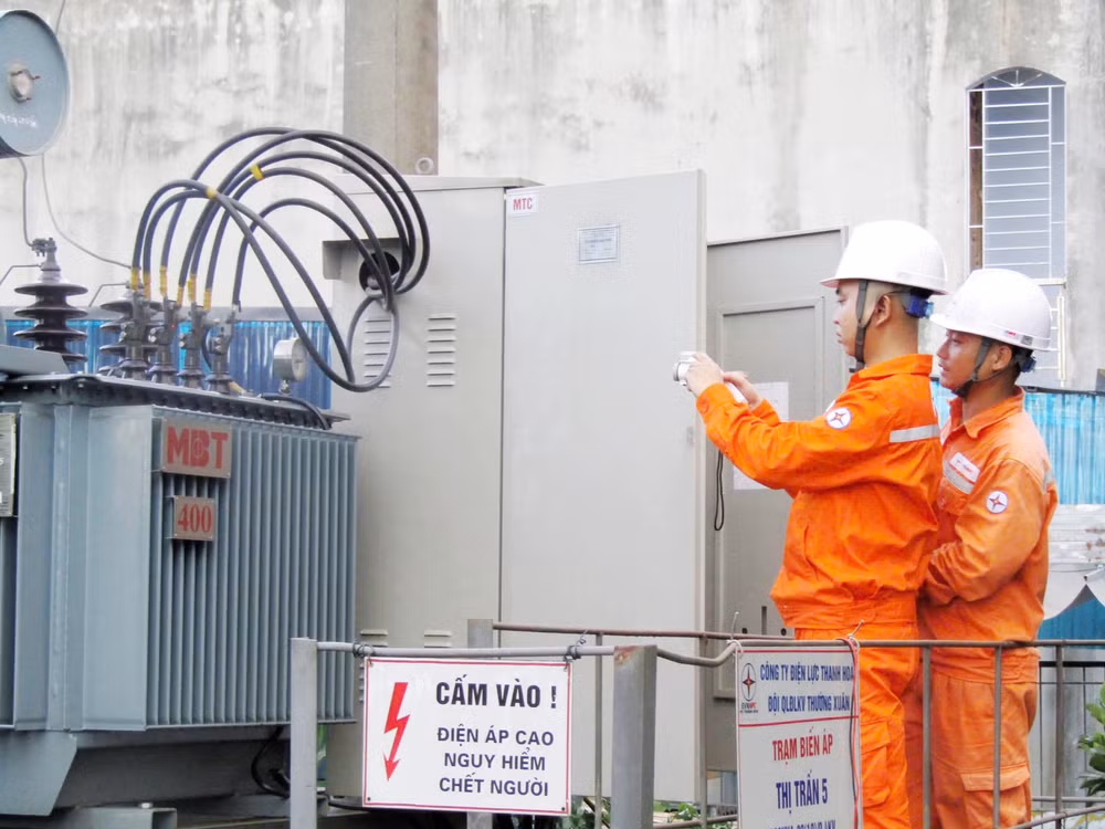 Các đơn vị trực thuộc EVNNPC tăng cường kiểm tra lưới điện, thiết bị và hành lang tuyến, chủ động xử lý các khiếm khuyết trước kỳ nghỉ lễ