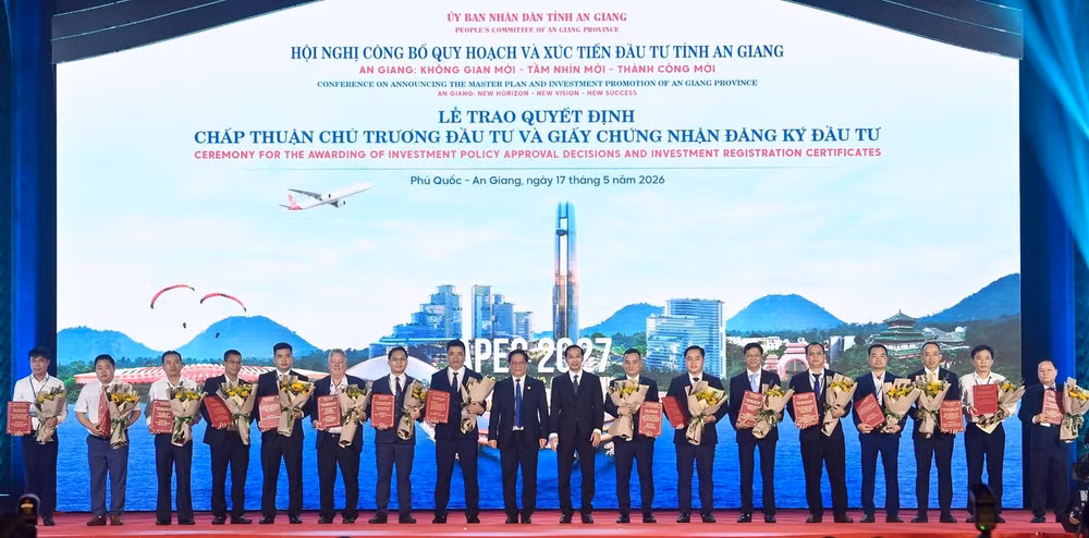 Tỉnh An Giang trao quyết định chấp thuận chủ trương đầu tư cho các nhà đầu tư. Ảnh: Ánh Dương.