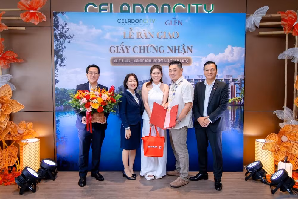 Sự kiện trao giấy chứng nhận quyền sở hữu phân khu The Glen diễn ra vào ngày 23/09 vừa qua là minh chứng rõ nét cho uy tín và cam kết pháp lý vững chắc từ chủ đầu tư Gamuda Land. Trong không khí ấm cúng của buổi lễ, đông đảo khách hàng thể hiện niềm vui hân hoan cùng sự hài lòng trọn vẹn khi nhận bàn giao tài sản giá trị của mình