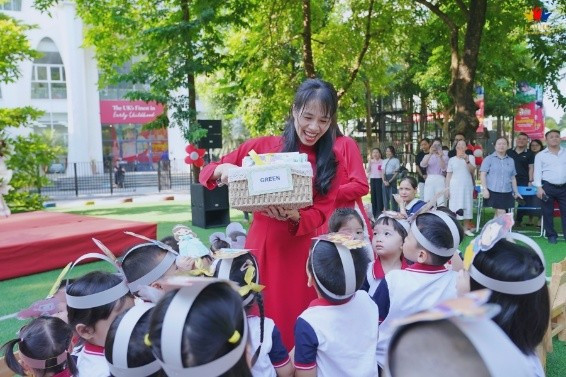Nhà trường bổ sung hàng loạt đầu sách mới cho từng lớp để phù hợp với lứa tuổi Nhà trường bổ sung hàng loạt đầu sách mới cho từng lớp để phù hợp với lứa tuổi