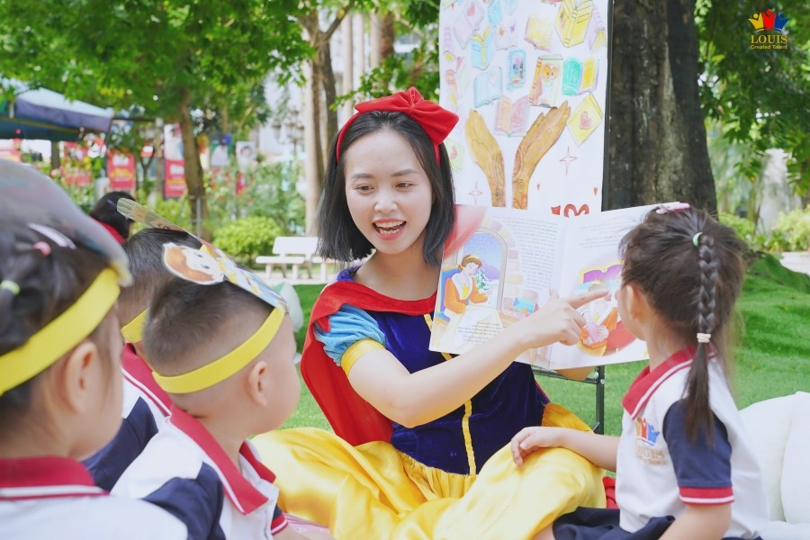 Nhà trường lựa chọn những đầu sách có hình ảnh sinh động, sắc màu để khơi gợi trí tưởng tượng ở trẻ Nhà trường lựa chọn những đầu sách có hình ảnh sinh động, sắc màu để khơi gợi trí tưởng tượng ở trẻ