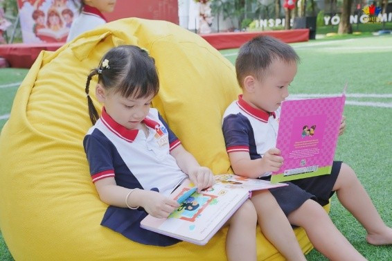 Các con đọc sách trong không gian xanh Các con đọc sách trong không gian xanh