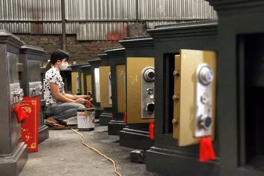 Làng nghề két bạc Đại Tự 'khát' một không gian để phát triển
