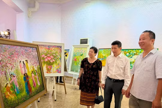 Triển lãm “Hà Nội 12 mùa hoa” mừng Ngày Giải phóng Thủ đô