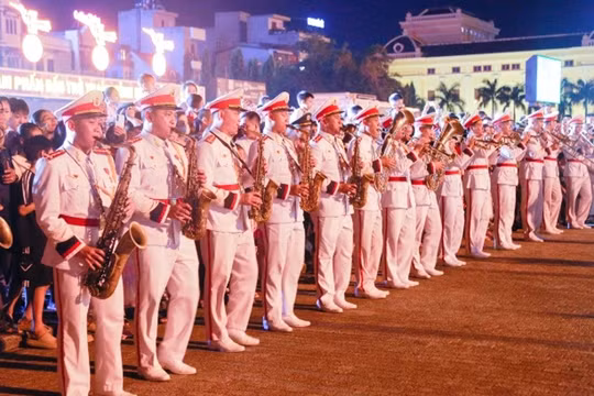 Sôi động đêm diễu hành quân nhạc tại Thanh Hóa