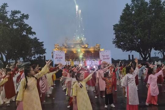 Huế: Sôi động màn đồng diễn flashmob trong trang phục áo dài