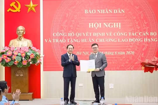 Triển khai Quyết định của Bộ Chính trị về công tác cán bộ tại Báo Nhân Dân