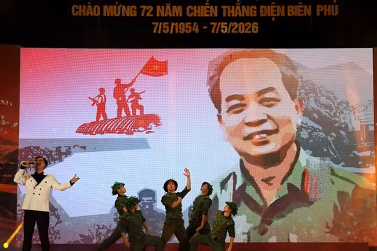 Những ca từ, giai điệu hào hùng đã đưa khán giả trở về với không khí lịch sử của Chiến thắng Điện Biên Phủ năm xưa. Ảnh: VH