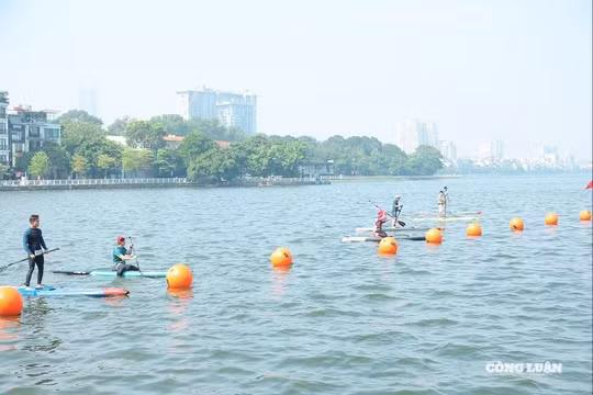 Hà Nội tổ chức Giải bơi chải thuyền Rồng và Ván SUP mở rộng tại hồ Tây