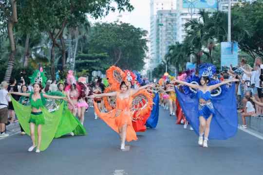 Sôi động Carnival đường phố Festival Biển Khánh Hòa 2026