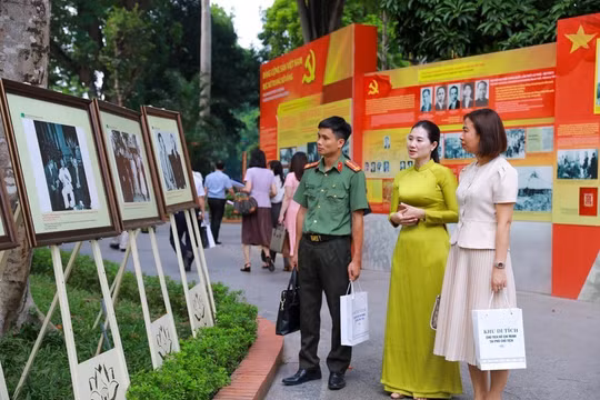 Triển lãm ảnh kỷ niệm 115 năm ngày Bác Hồ ra đi tìm đường cứu nước 