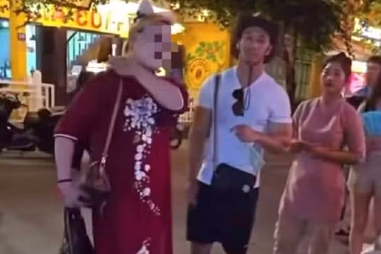Xác minh vụ du khách nước ngoài mặc áo dài phản cảm ở Hội An 