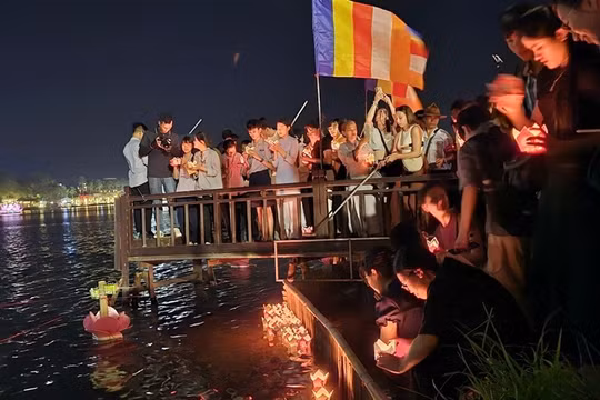 10.000 ngọn hoa đăng lung linh trên sông Hương, nguyện cầu quốc thái dân an 