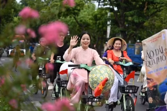 'Áo dài qua phố' lan tỏa vẻ đẹp Huế và thông điệp sống xanh 
