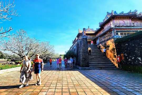 Du khách ăn mặc phản cảm có thể bị dừng tham quan di tích ở Huế 
