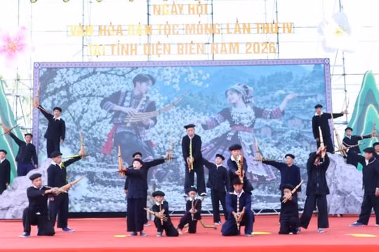 11 đoàn nghệ nhân, diễn viên quần chúng trình diễn nghệ thuật khèn Mông