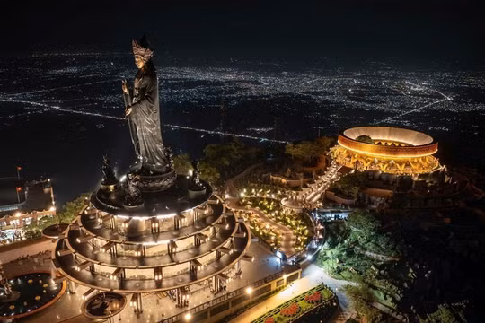 Khuyến cáo du khách không mặc quần đùi, leo trèo chụp ảnh ở Núi Bà Đen