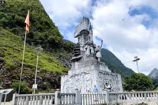 Tuyên Quang công nhận cụm tượng đài Thanh niên xung phong mở đường Hạnh Phúc là điểm du lịch 