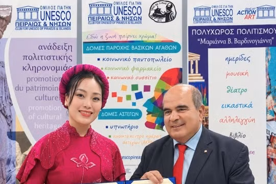 Ca sĩ Huyền Trang được vinh danh tại Hy Lạp 