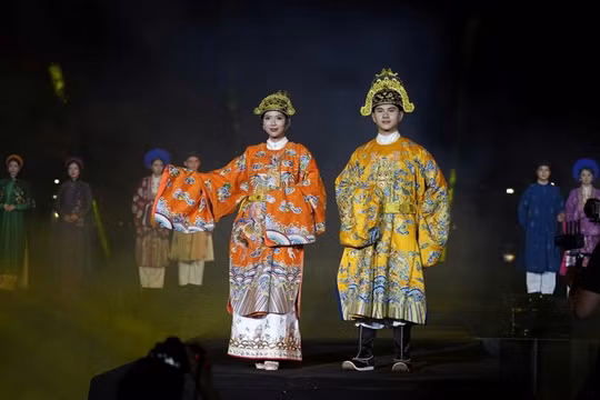 Kể chuyện di sản áo dài Huế bên dòng Hương Giang