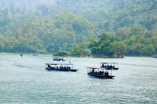 Các dịch vụ đi thuyền tham quan du lịch, xuồng máy trải nghiệm trên hồ Ba Bể vẫn được phép hoạt động sau ngày 7/7/2026. Ảnh: Cục Du lịch quốc gia Việt Nam