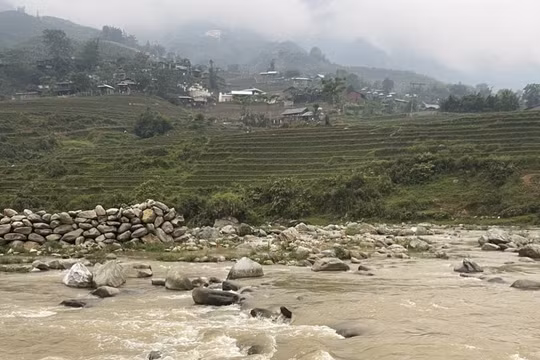 Lào Cai: Thượng úy lao xuống dòng nước lũ cứu người mắc kẹt