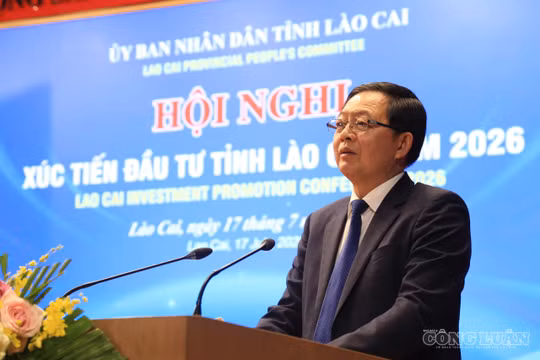 Các đại biểu và người dân thực hiện nghi lễ chào cờ trước khi chương trình nghệ thuật bắt đầu.