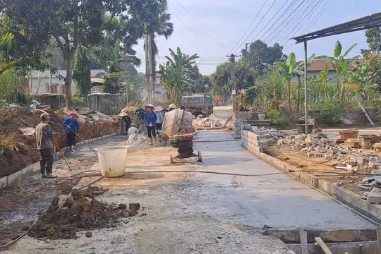 Hiến đất để bản gần lại