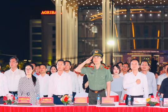 Lào Cai khai trương phố đi bộ Yên Bái trong đêm nghệ thuật sắc màu Tây Bắc