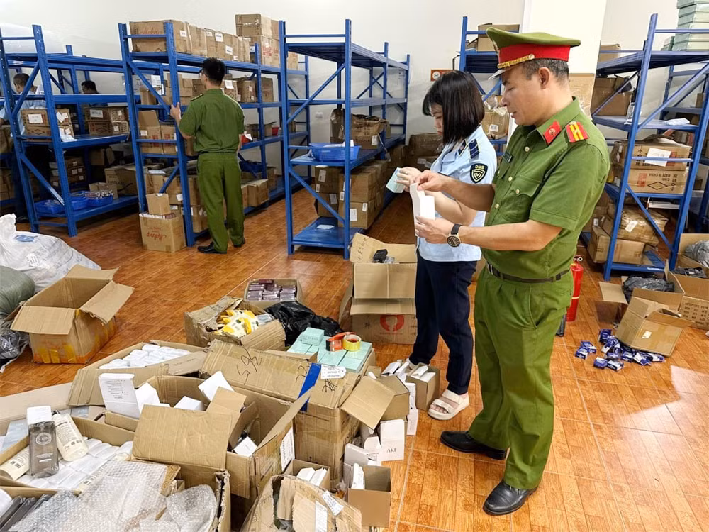 bac giang phat hien kho hang nhap lau khung hon 70000 san pham tri gia khoang 1 ty dong hinh 1