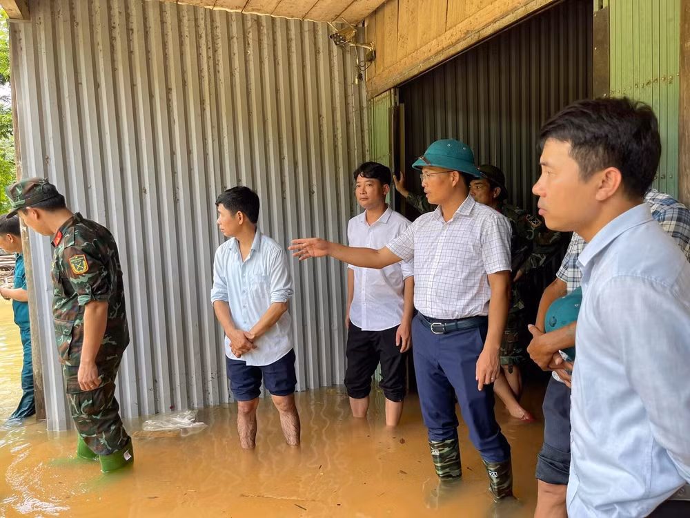lao cai nuoc lu song chay lam ngap 37 nha dan nhieu tuyen giao thong nong thon bi hong hinh 2