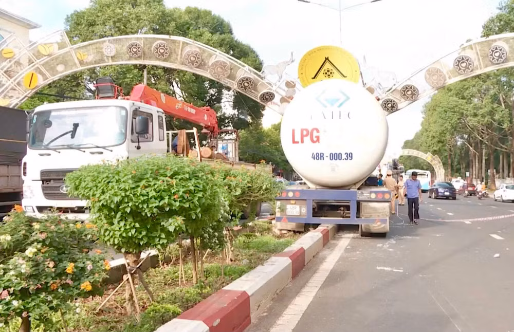 dak lak xe cho khi gas tong sap cong chao khien nhieu tai san bi hu hong hinh 1