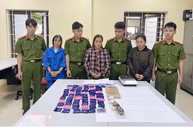 bat qua tang 2 nu quai van chuyen 3 banh heroin cung hon 11 nghin vien ma tuy hinh 1