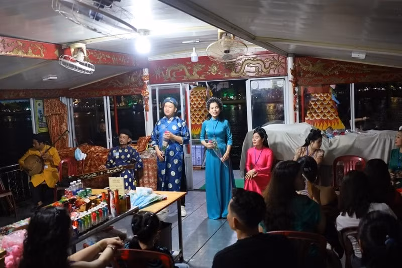 hoat dong bieu dien ca hue tren song huong con nhieu vi pham hinh 1