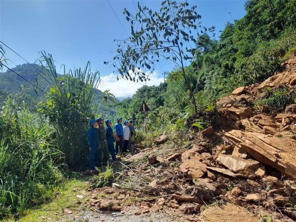 cong an lao cai giai cuu kip thoi nguoi giao hang bi sat lo duong roi xuong vuc sau hinh 1