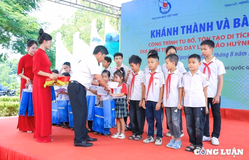 bao nha bao cong luan trao qua cho cac em hoc sinh ngheo hoc gioi cua huyen dai tu hinh 2