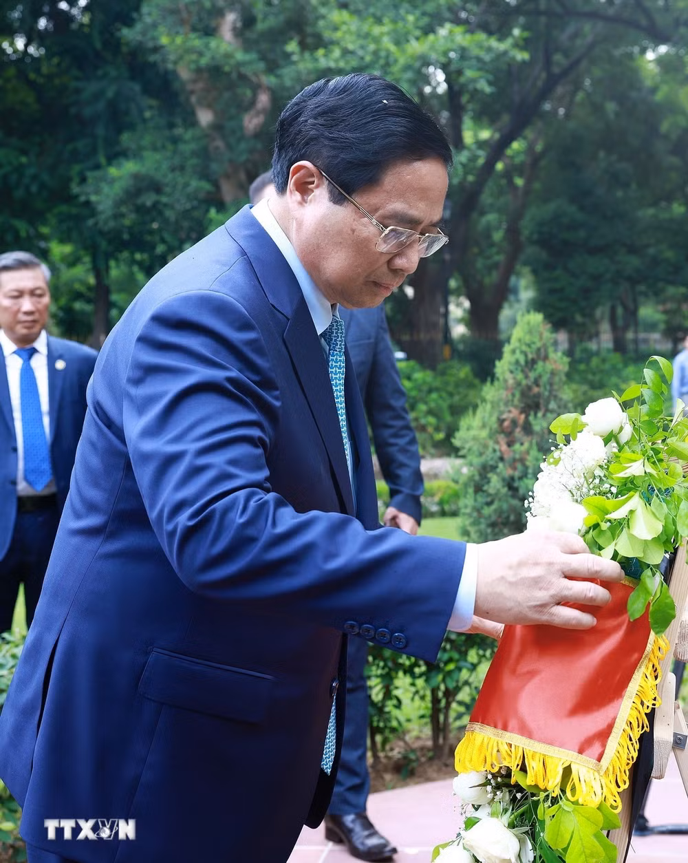 thu tuong pham minh chinh dang hoa tai tuong bac ho o thu do new delhi an do hinh 1