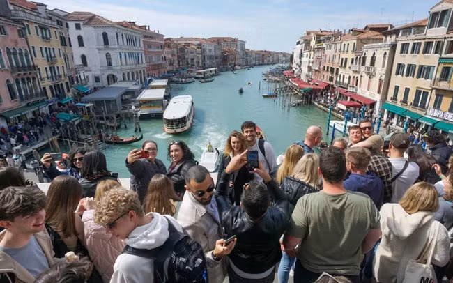 thanh pho venice gioi han quy mo doan du lich va cam loa phong thanh hinh 1