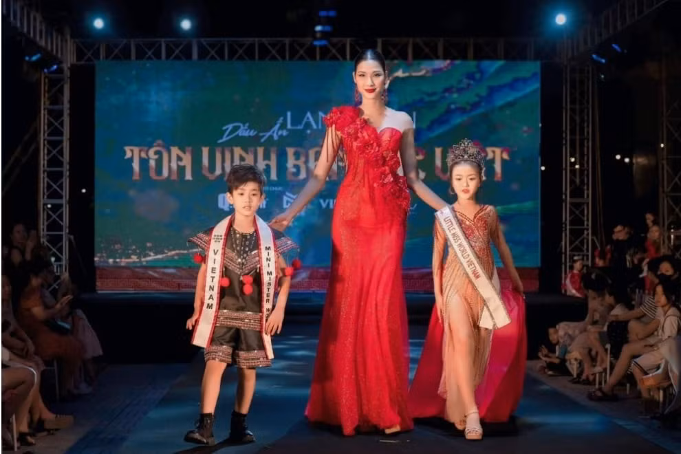 a hau huong ly hoang thuy va dan mau nhi long lay trong chuong trinh ton vinh ban sac viet dau an lang son hinh 3