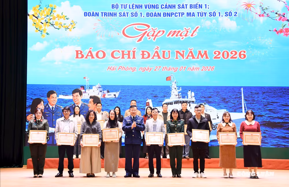 Đại tá Nguyễn Hữu Tuyển trao thưởng cho cá nhân có thành tích xuất sắc trong công tác phối hợp tuyên truyền năm 2025