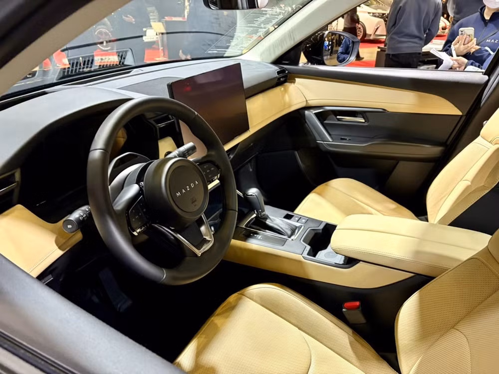 Khoang lái thiết kế tối giản hơn - Ảnh: Mazda