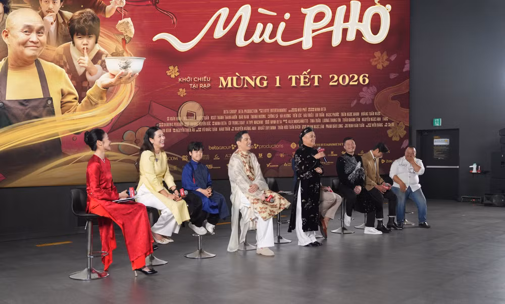 Nghệ sĩ hài Xuân Hinh (thứ 5 từ trái qua) chia sẻ với khán giả về vai diễn trong phim điện ảnh 
