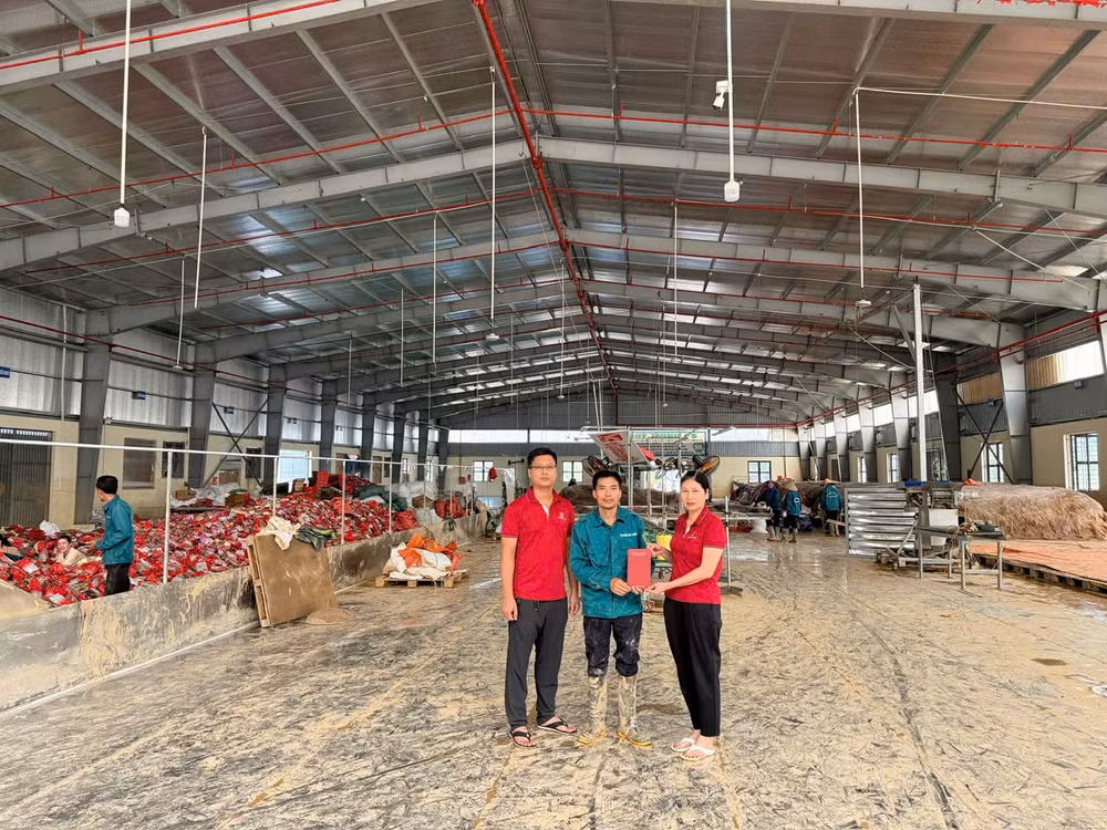 Cán bộ Agribank đến thăm hỏi và tặng quà khách hàng bị ảnh hưởng bởi thiên tai